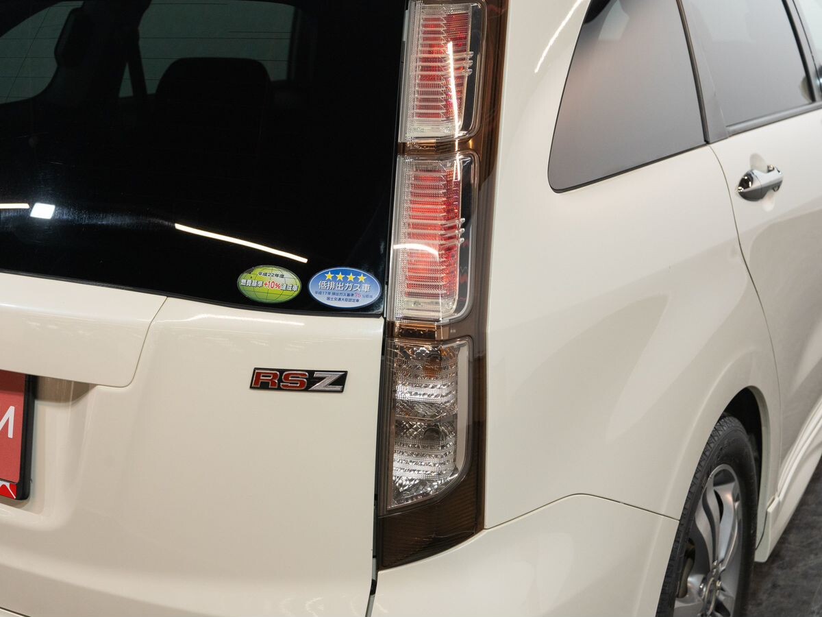 Honda Stream 2010 - фото автомобиля