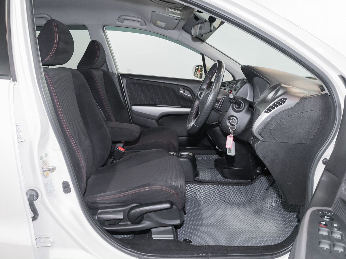 Honda Stream 2010 - фото автомобиля