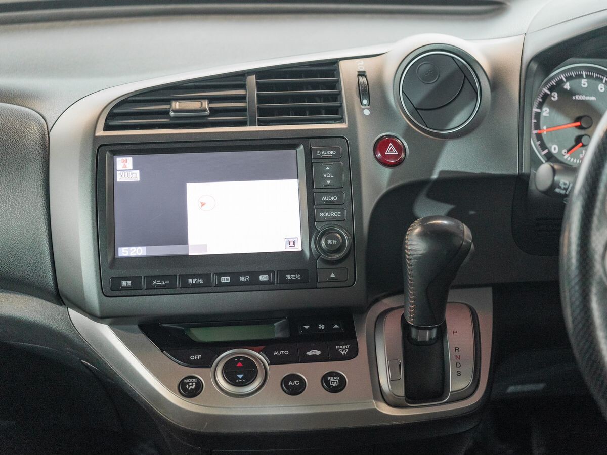 Honda Stream 2010 - фото автомобиля