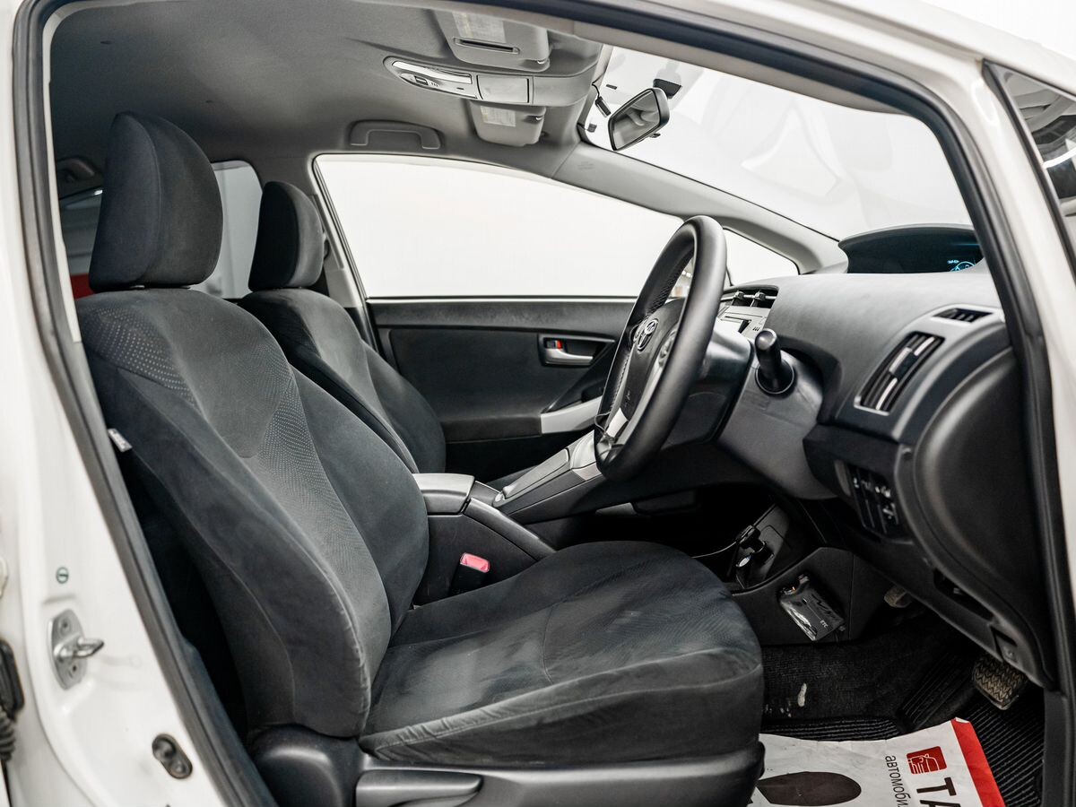 Toyota Prius 2012 - фото автомобиля