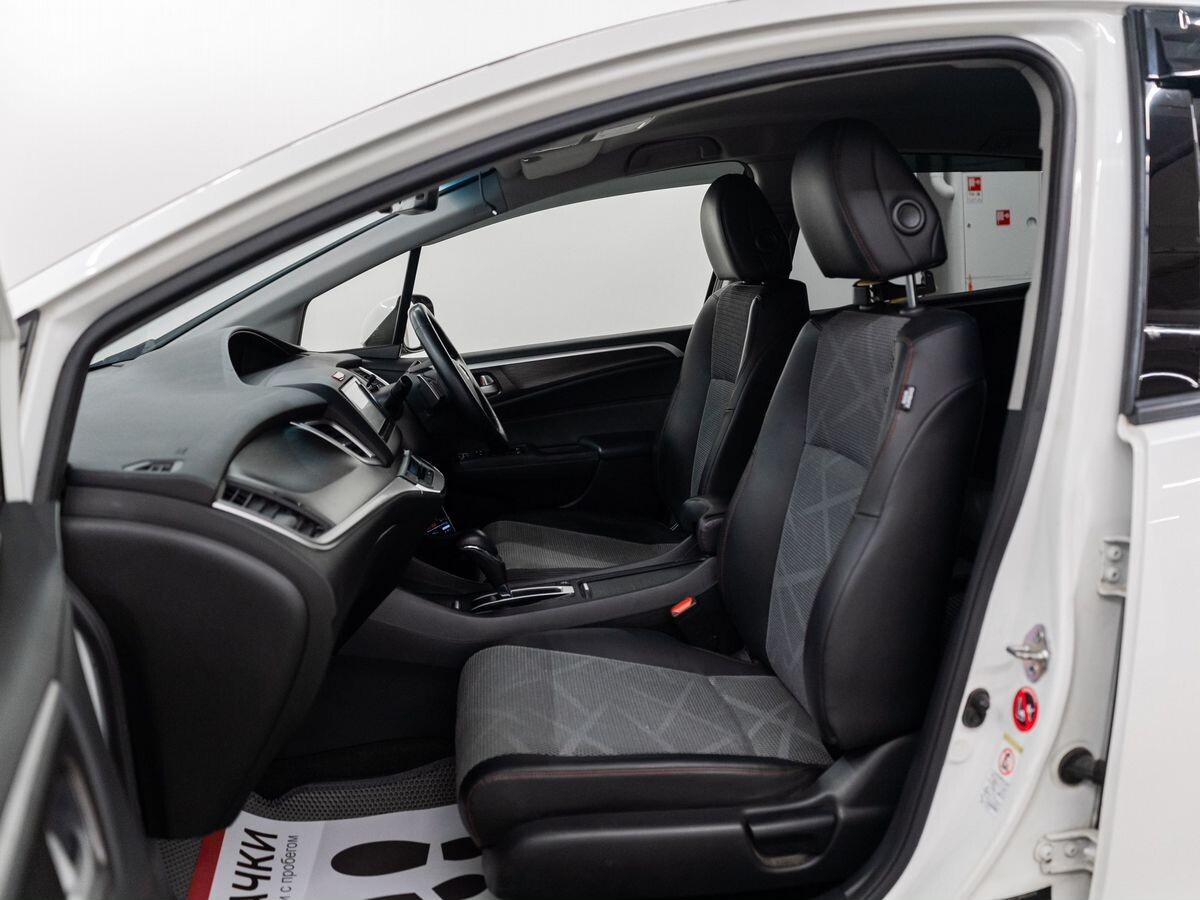 Honda Jade 2015 - фото автомобиля