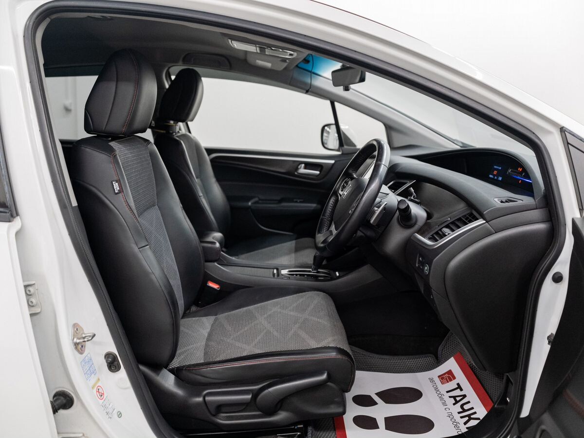 Honda Jade 2015 - фото автомобиля