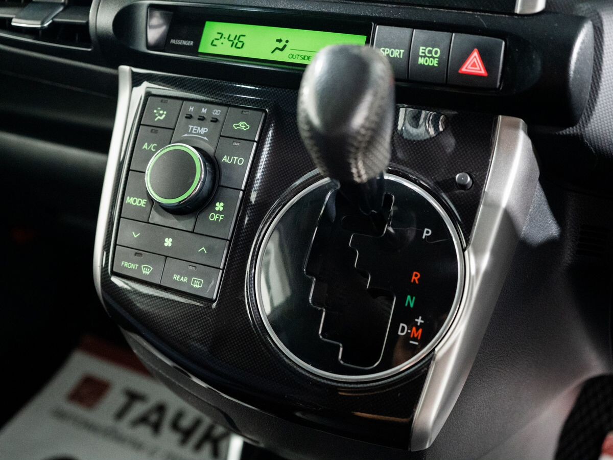 Toyota Wish 2012 - фото автомобиля