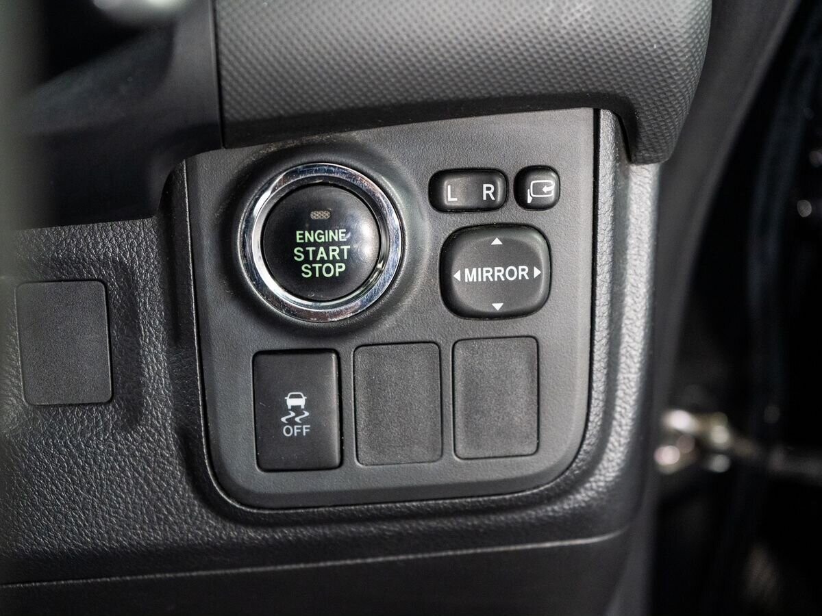 Toyota Wish 2012 - фото автомобиля
