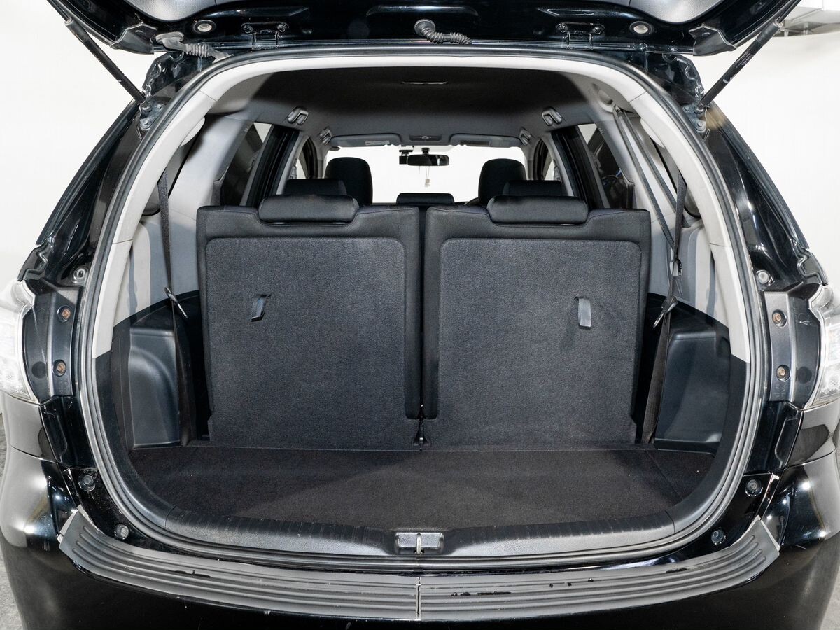 Toyota Wish 2012 - фото автомобиля