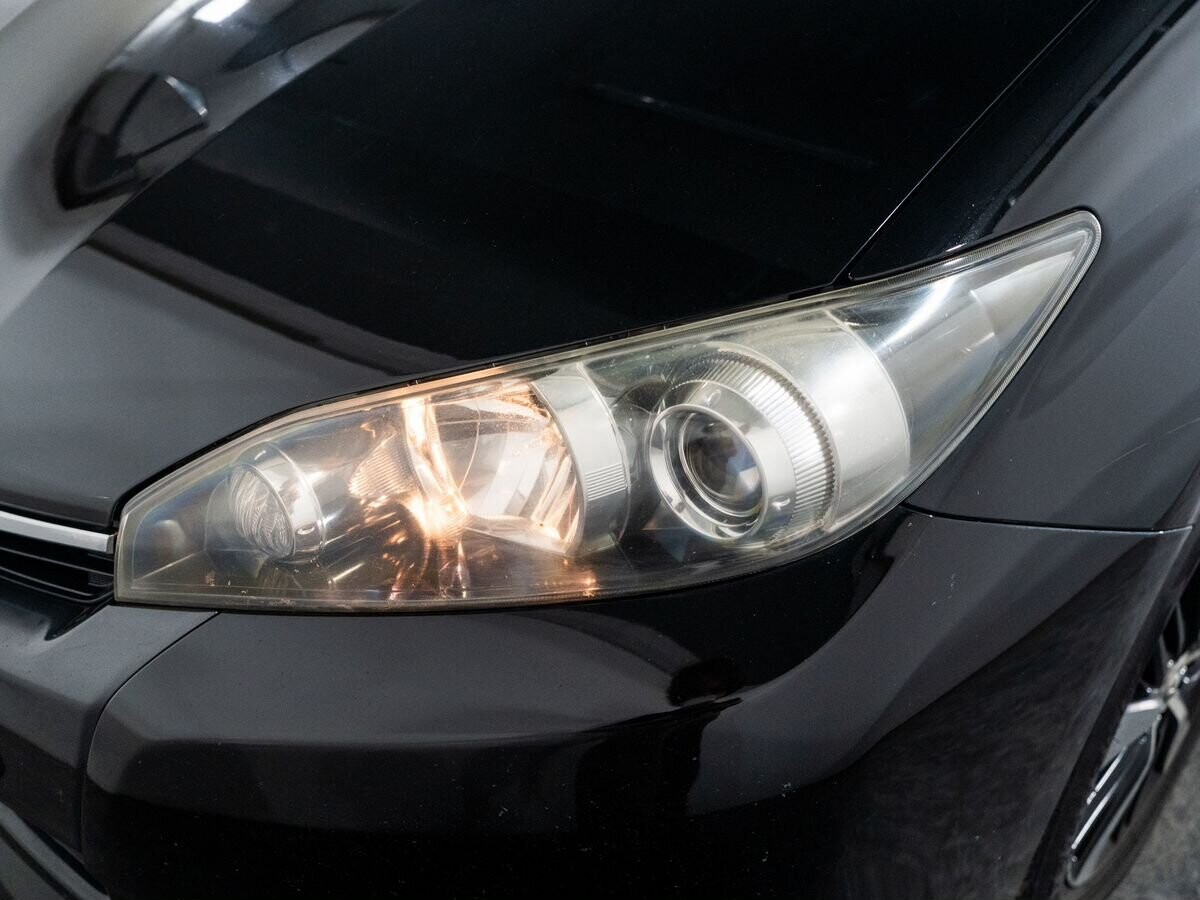 Toyota Wish 2012 - фото автомобиля