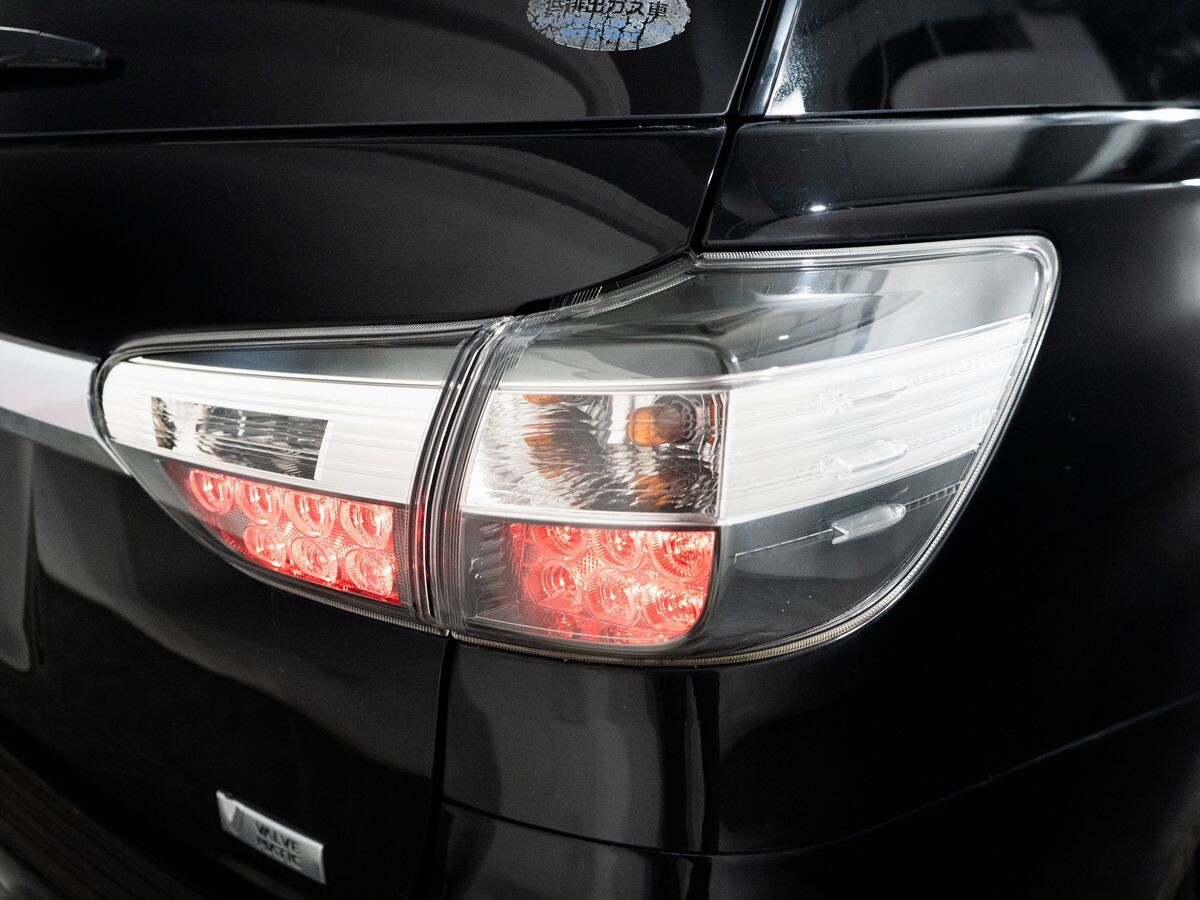 Toyota Wish 2012 - фото автомобиля
