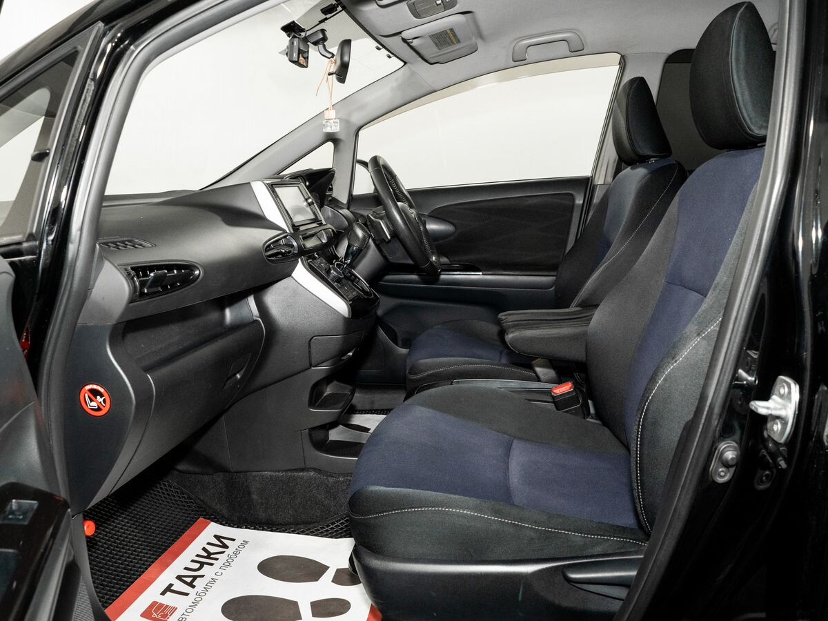 Toyota Wish 2012 - фото автомобиля
