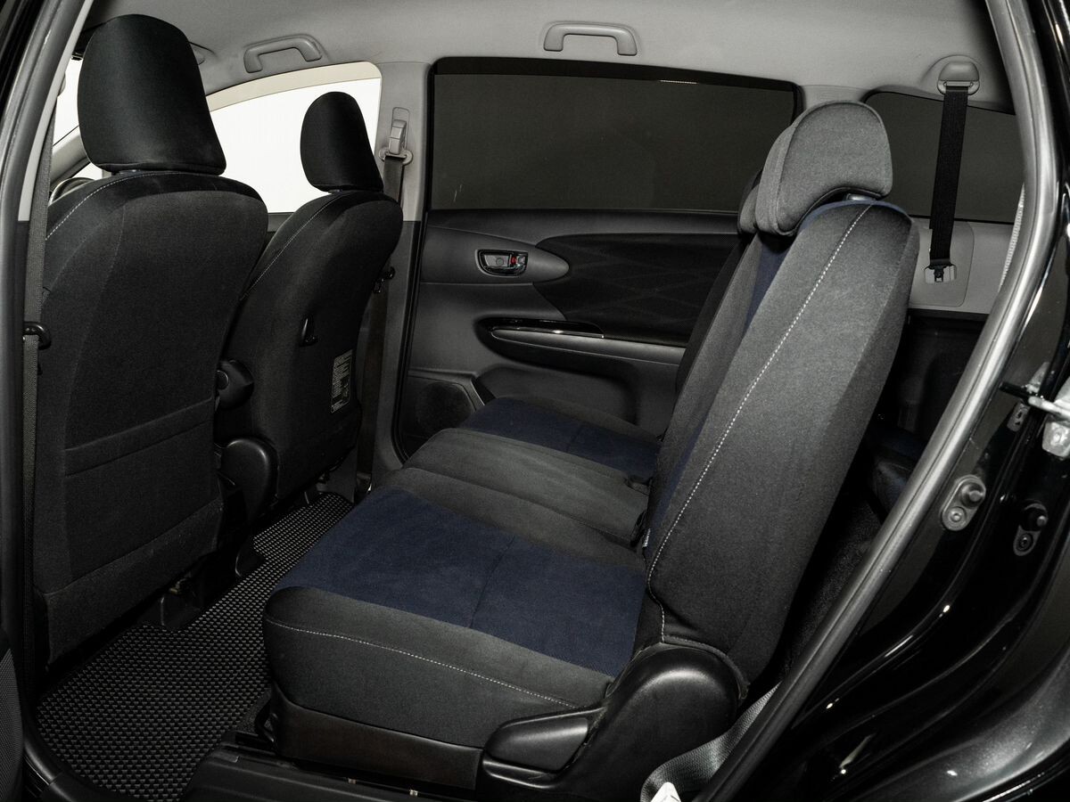 Toyota Wish 2012 - фото автомобиля