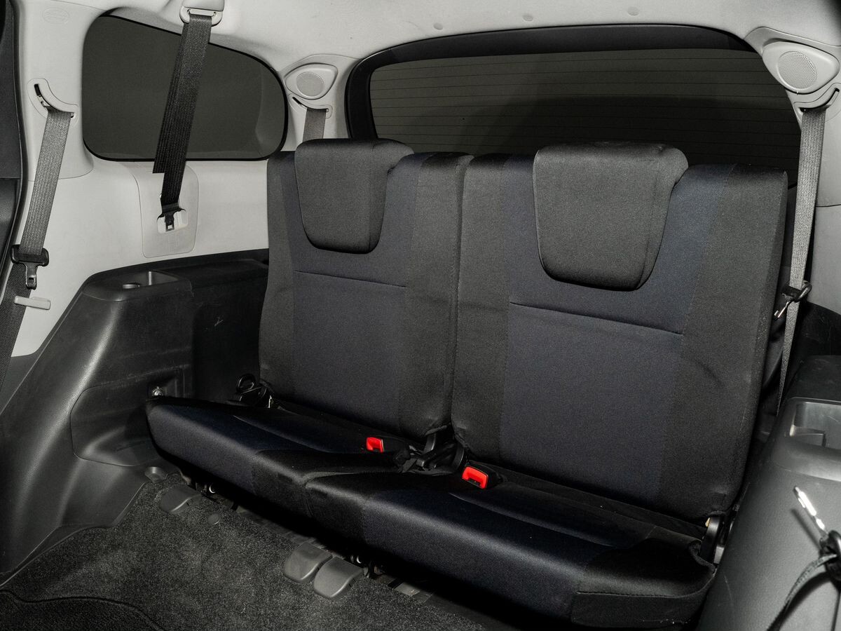 Toyota Wish 2012 - фото автомобиля