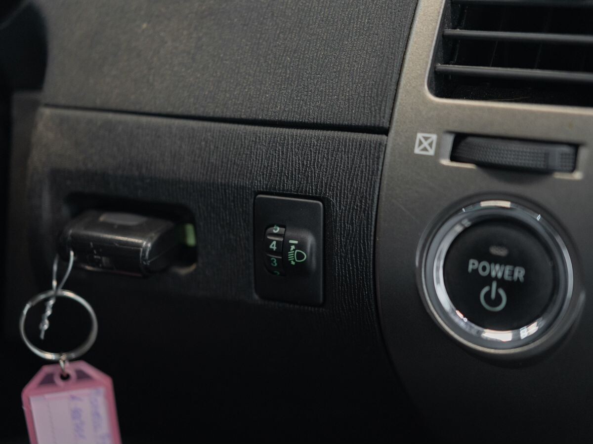 Toyota Prius 2010 - фото автомобиля