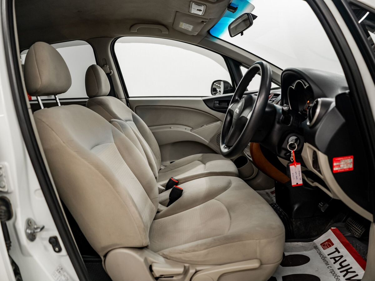 Mitsubishi Colt 2010 - фото автомобиля