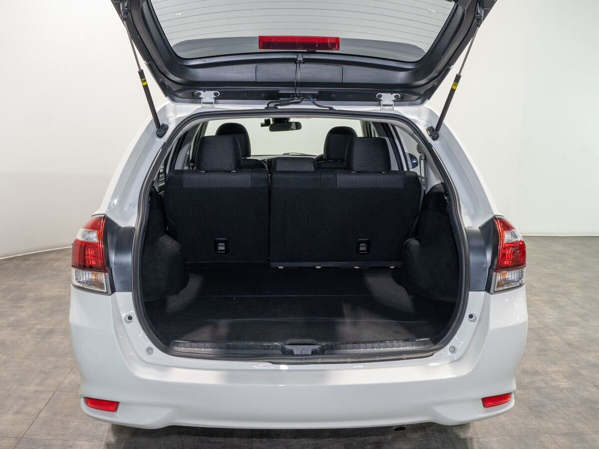 Toyota Corolla Fielder 2018 - фото автомобиля