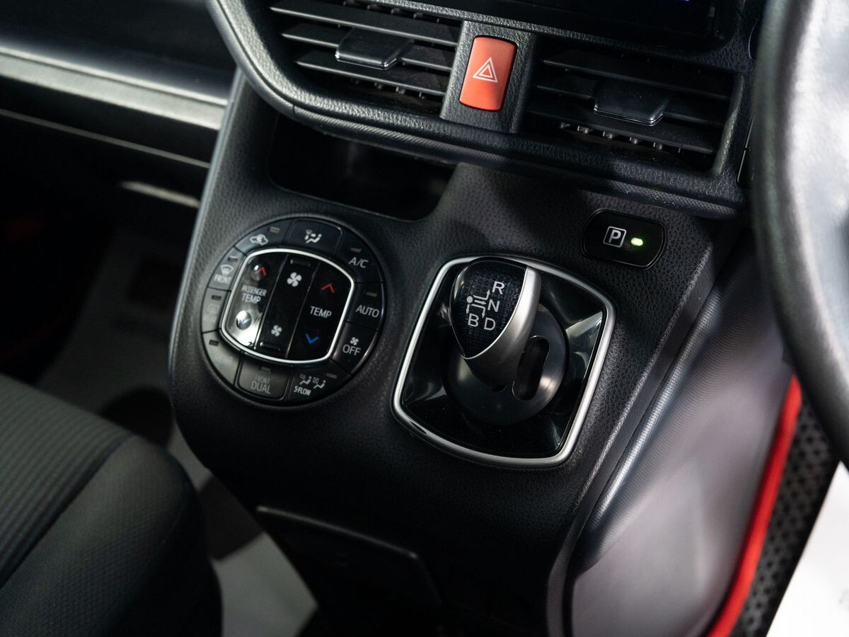 Toyota Noah 2014 - фото автомобиля