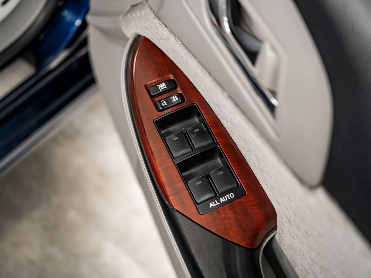 Toyota Crown 2009 - фото автомобиля