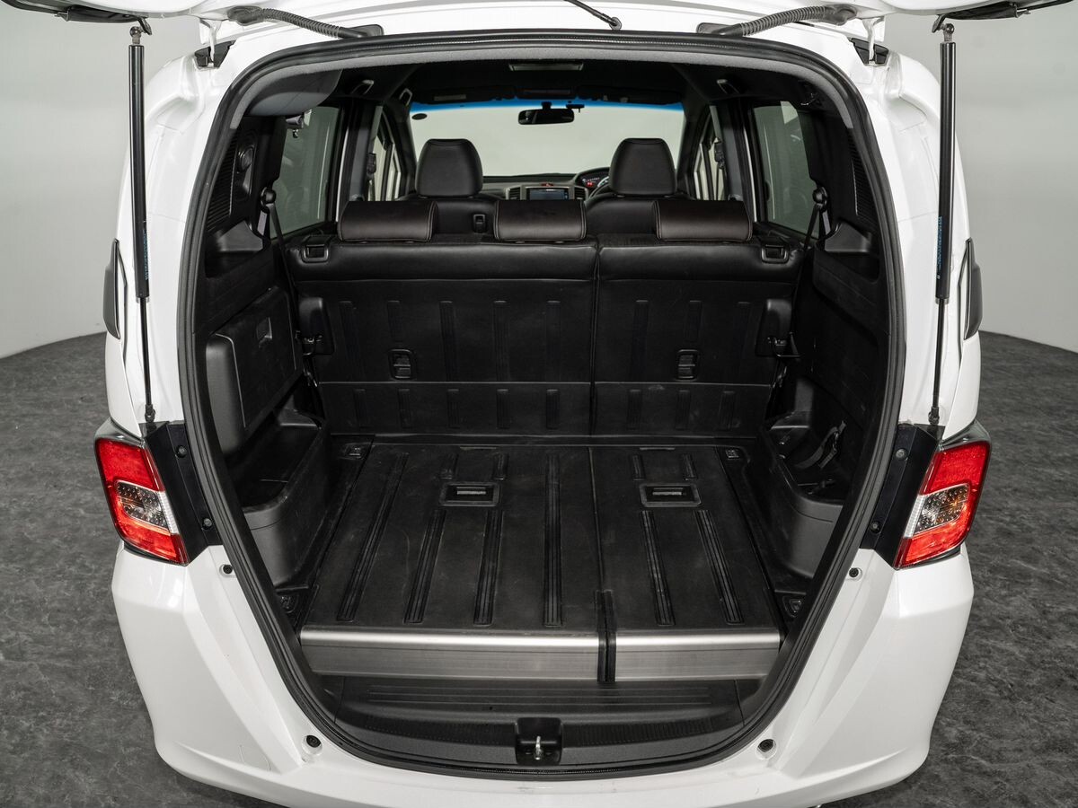 Honda Freed Spike 2016 - фото автомобиля