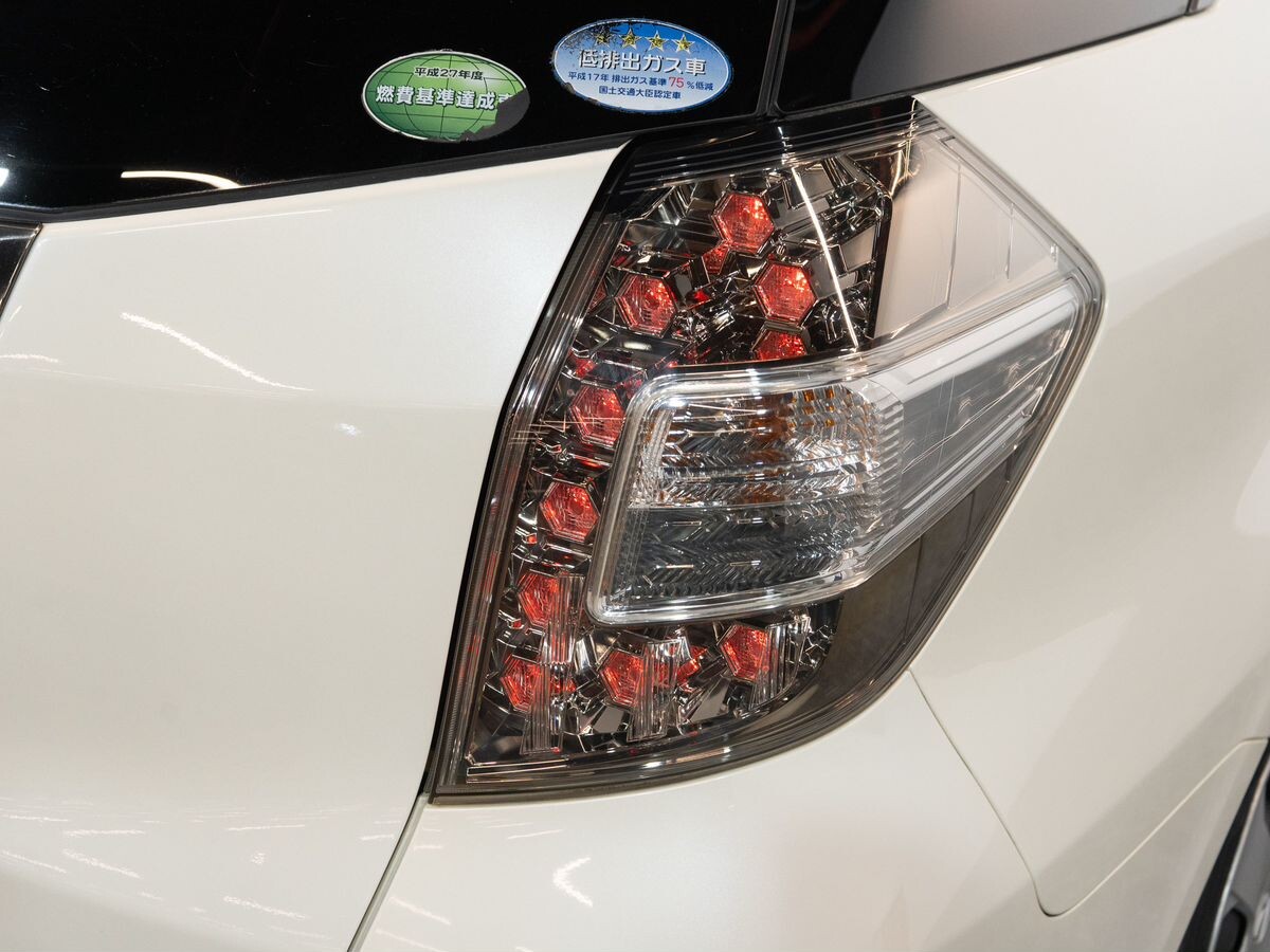 Honda Fit Shuttle 2012 - фото автомобиля
