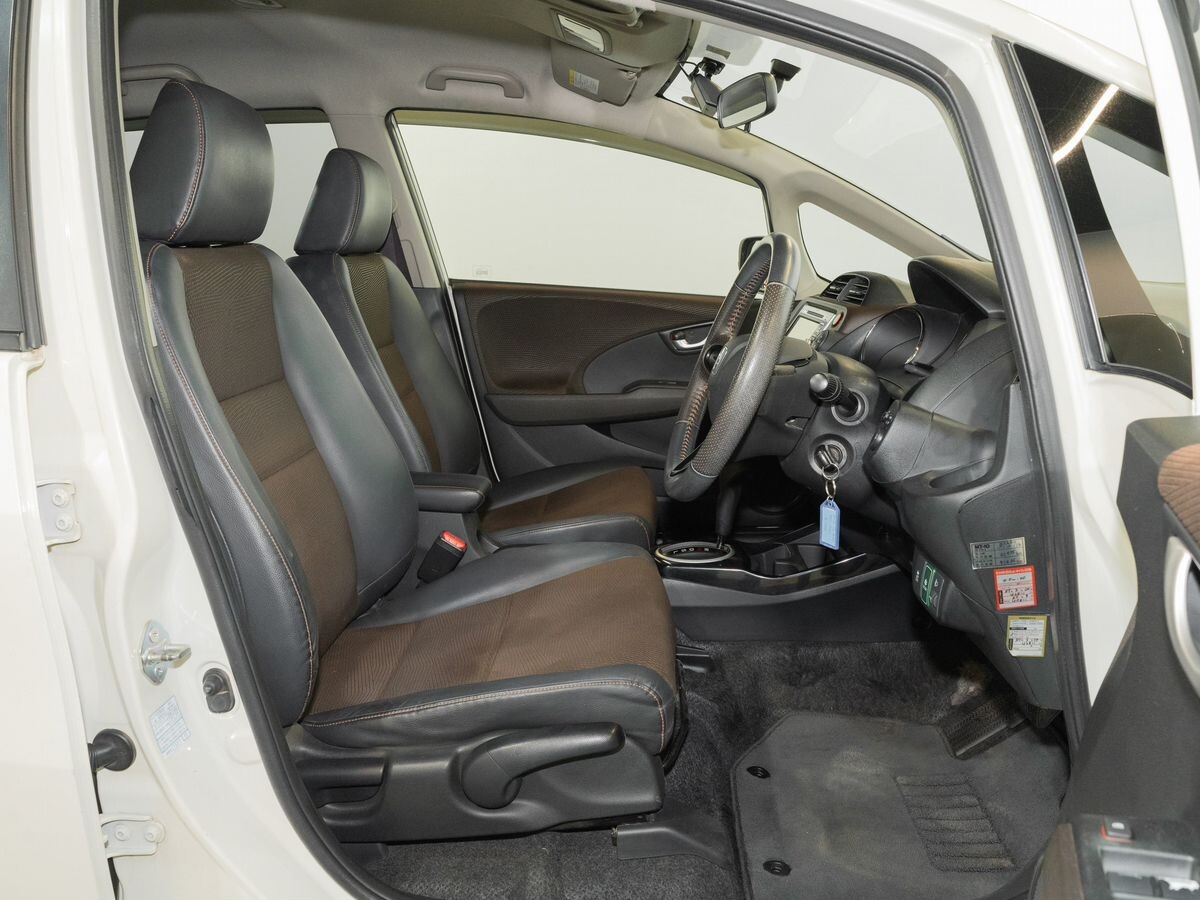 Honda Fit Shuttle 2012 - фото автомобиля