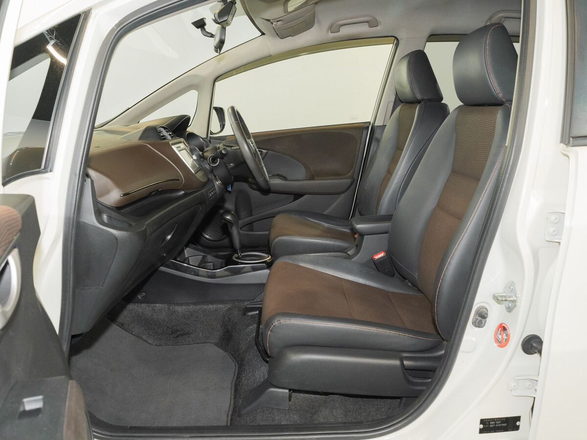 Honda Fit Shuttle 2012 - фото автомобиля
