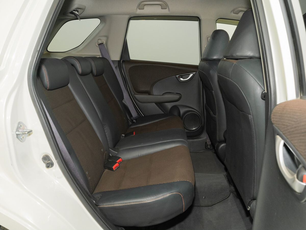Honda Fit Shuttle 2012 - фото автомобиля