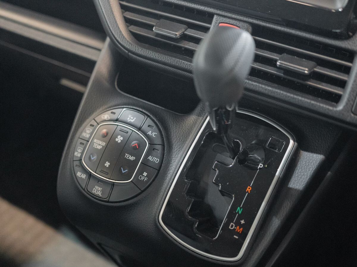 Toyota Noah 2017 - фото автомобиля