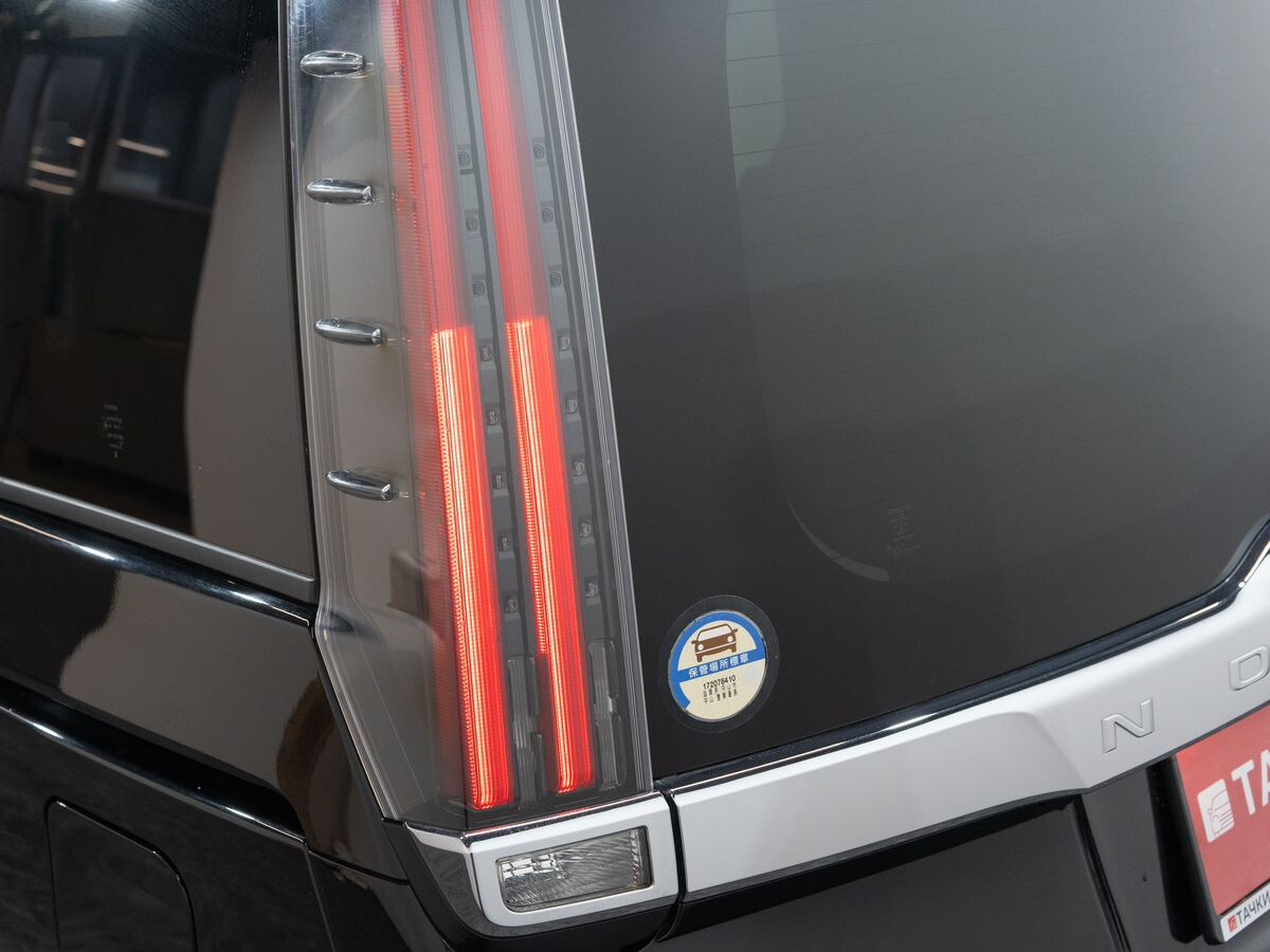 Toyota Noah 2017 - фото автомобиля
