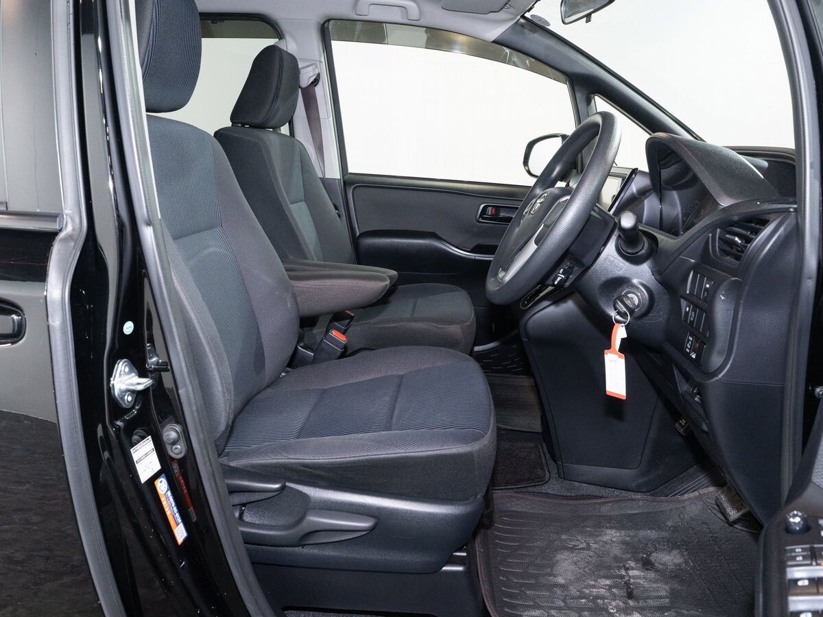 Toyota Noah 2017 - фото автомобиля