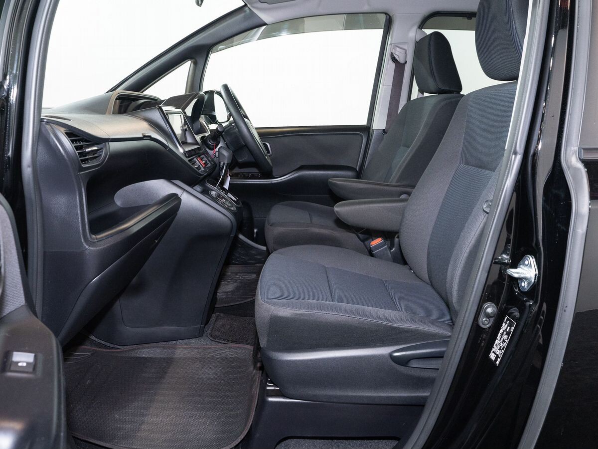 Toyota Noah 2017 - фото автомобиля