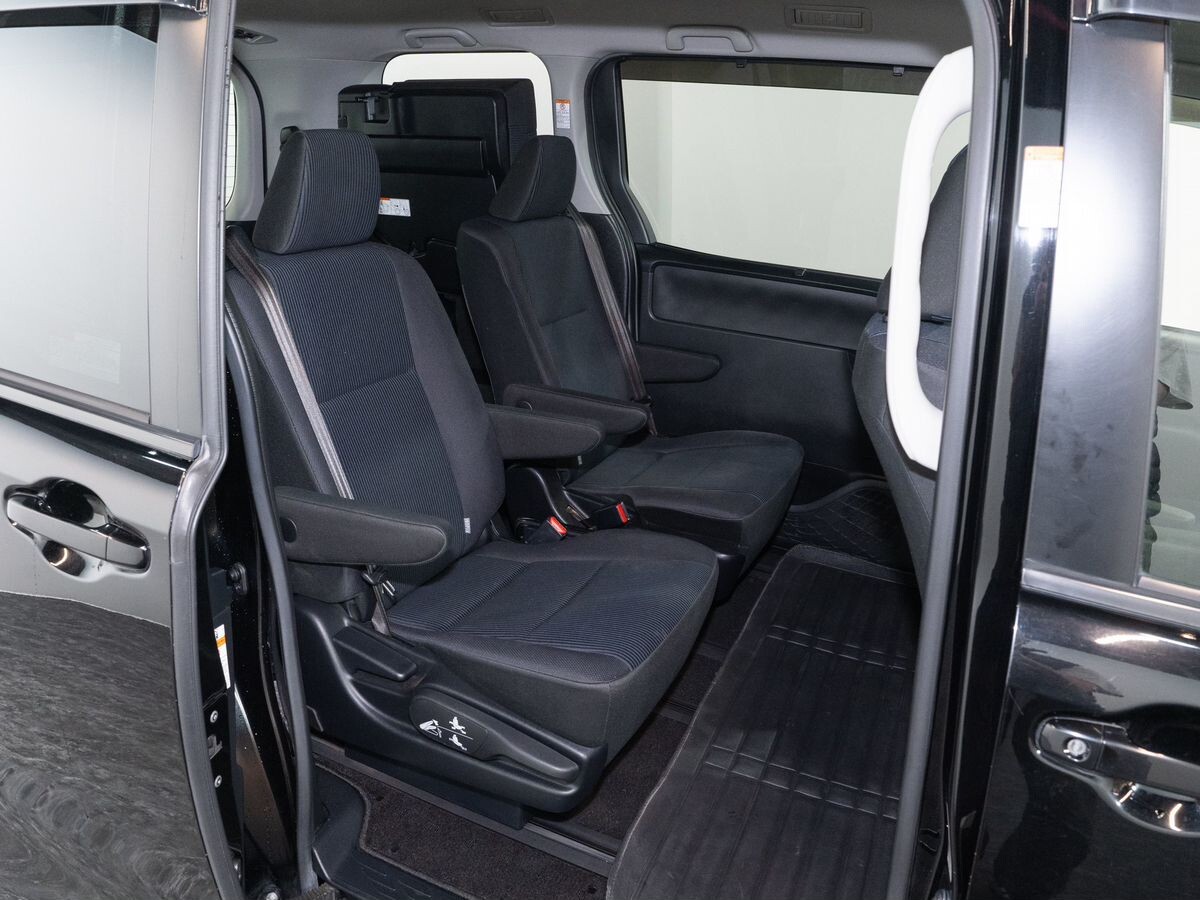 Toyota Noah 2017 - фото автомобиля