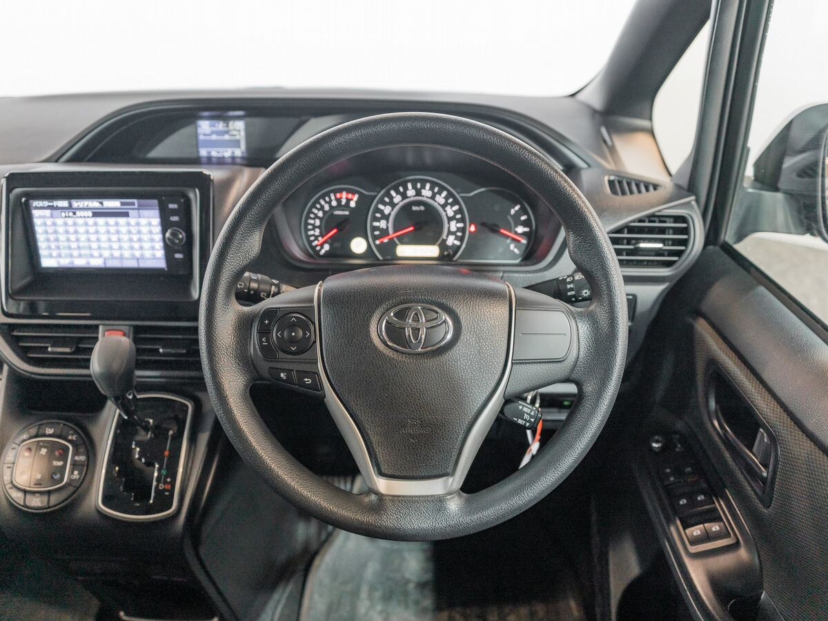 Toyota Noah 2017 - фото автомобиля