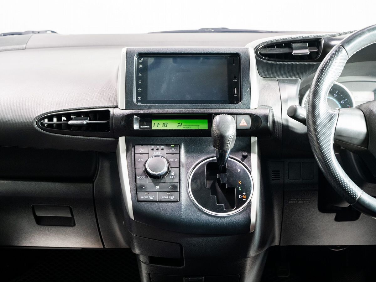 Toyota Wish 2009 - фото автомобиля