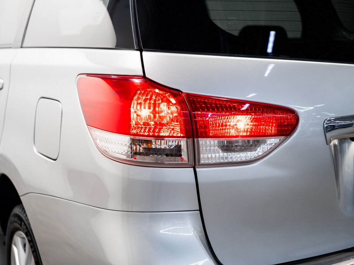 Toyota Wish 2009 - фото автомобиля