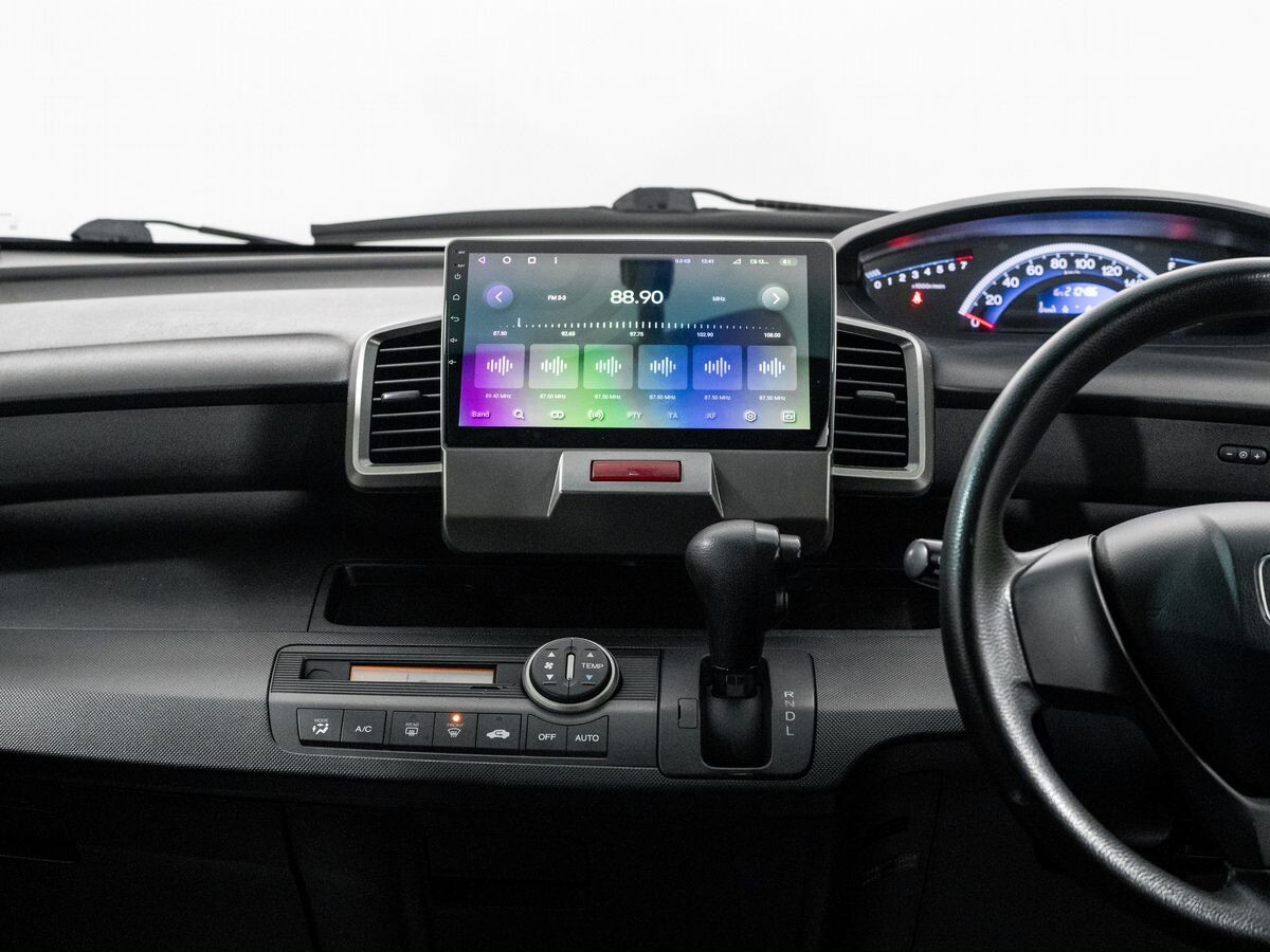 Honda Freed Spike 2010 - фото автомобиля