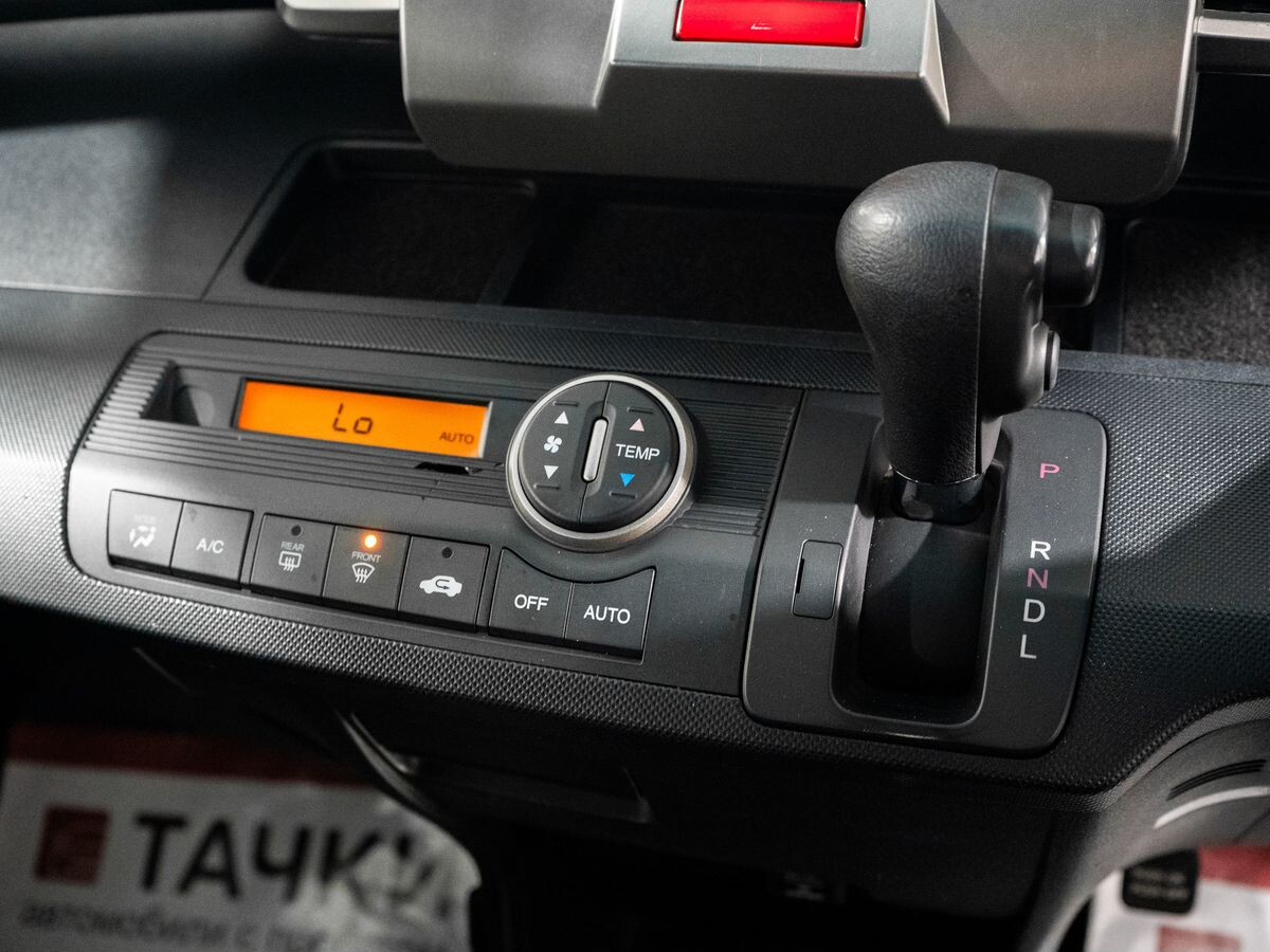 Honda Freed Spike 2010 - фото автомобиля