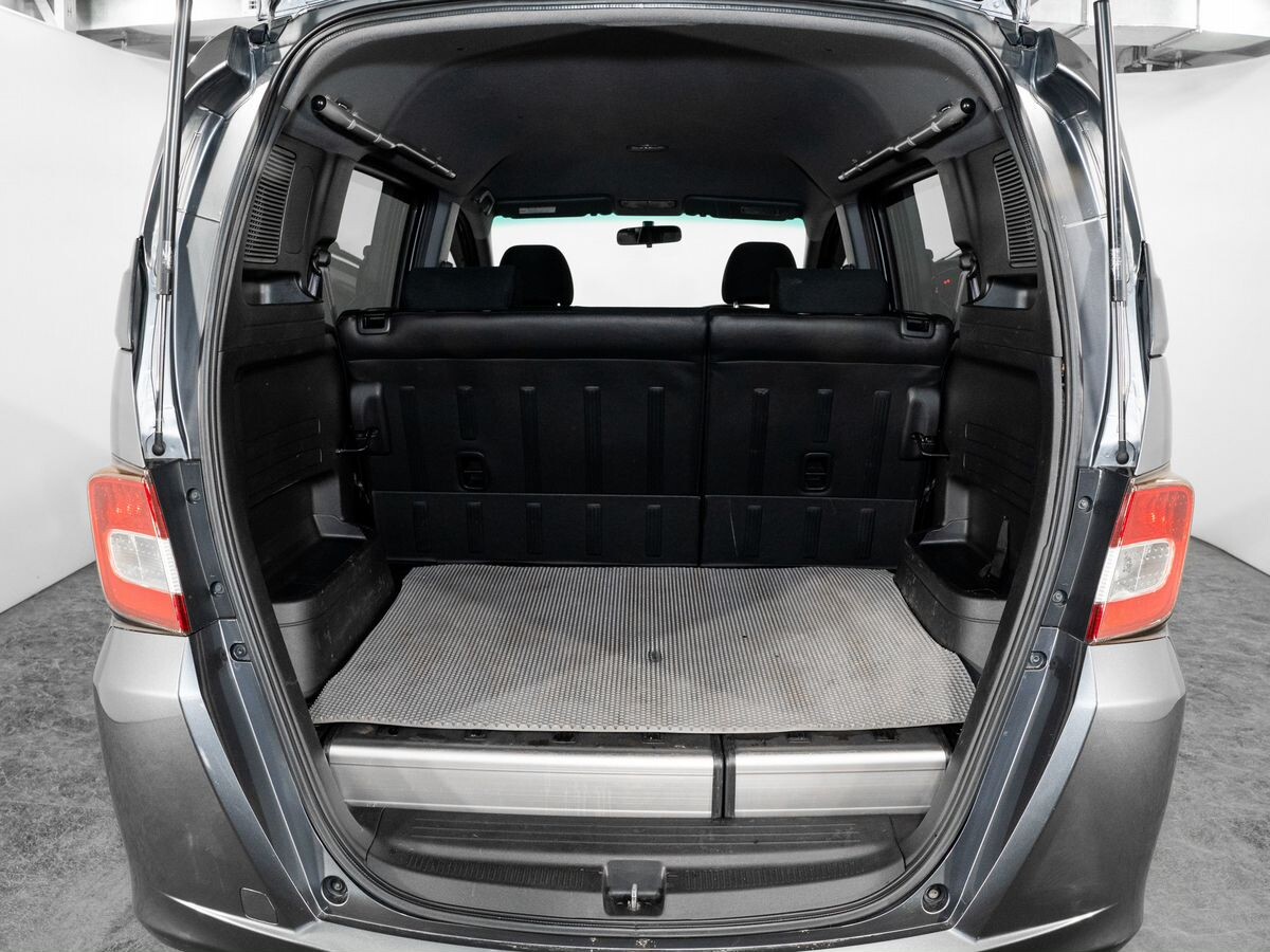 Honda Freed Spike 2010 - фото автомобиля