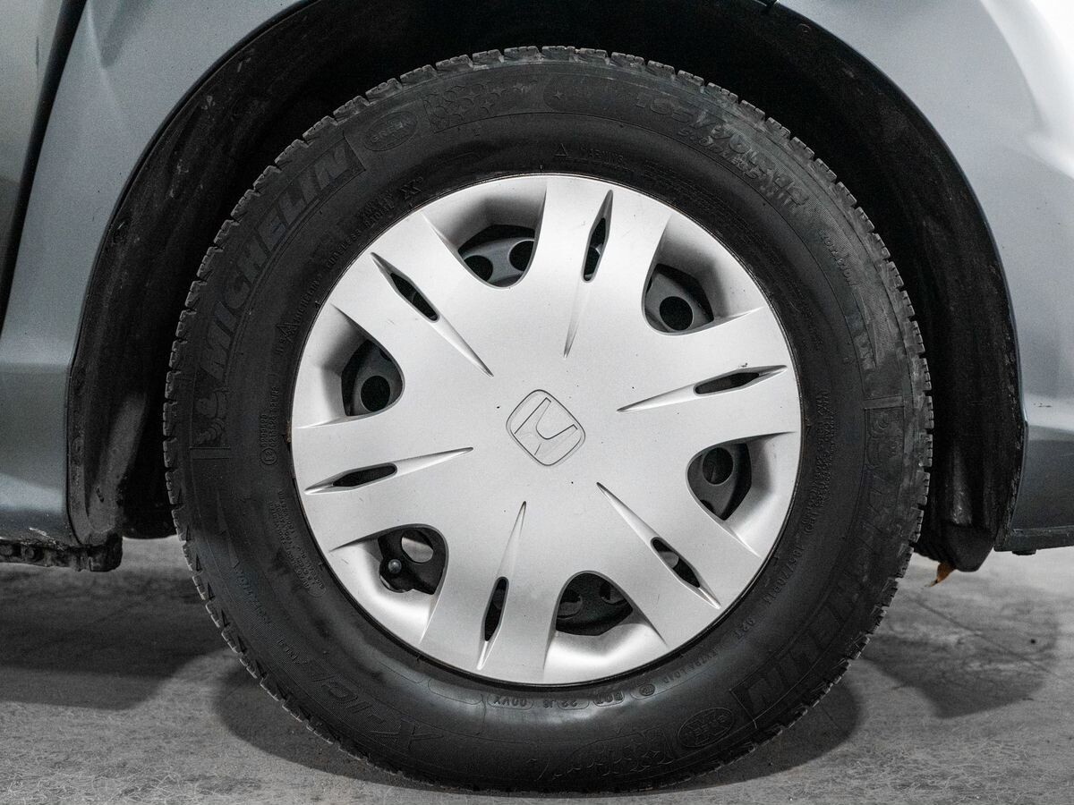 Honda Freed Spike 2010 - фото автомобиля