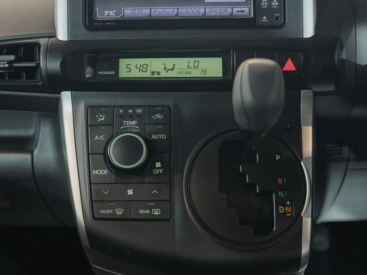Toyota Wish 2012 - фото автомобиля