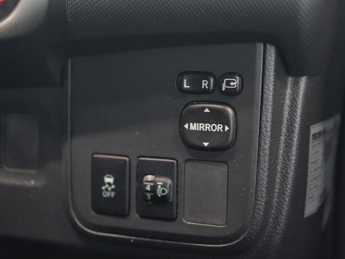 Toyota Wish 2012 - фото автомобиля