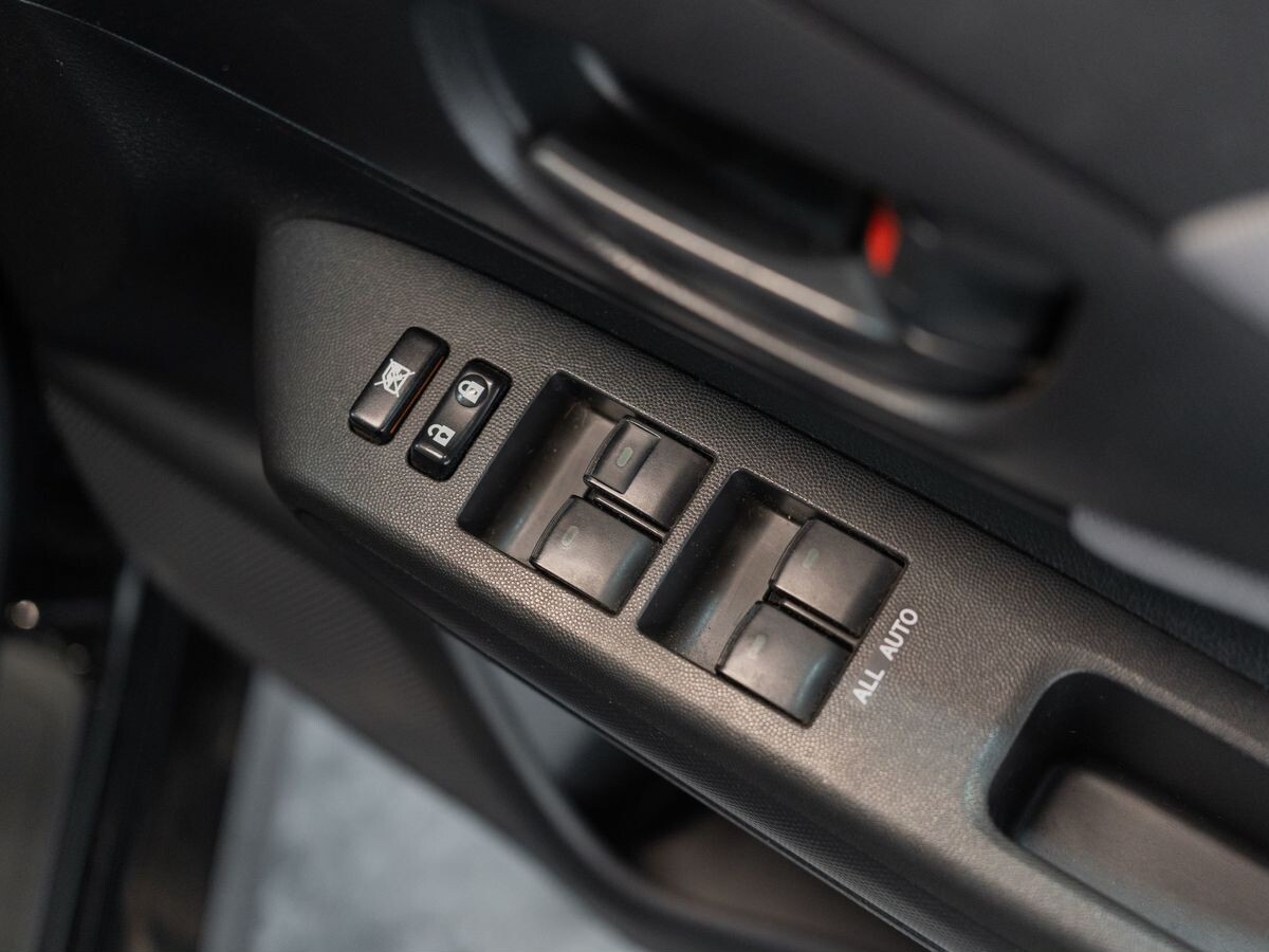 Toyota Wish 2012 - фото автомобиля