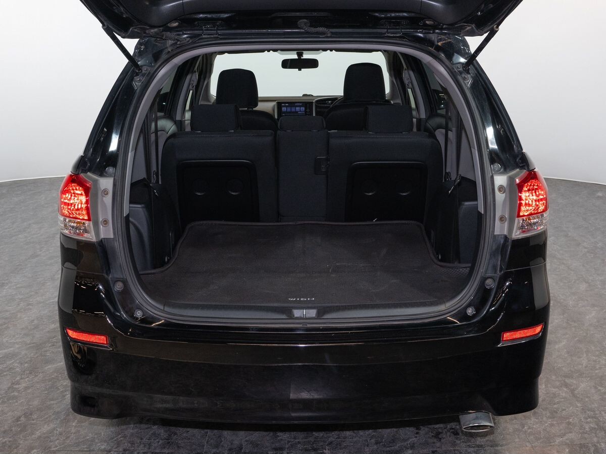 Toyota Wish 2012 - фото автомобиля