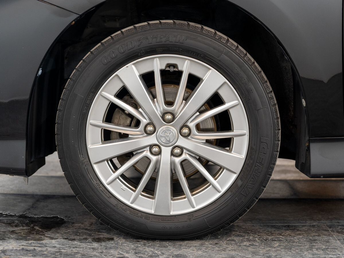 Toyota Wish 2012 - фото автомобиля