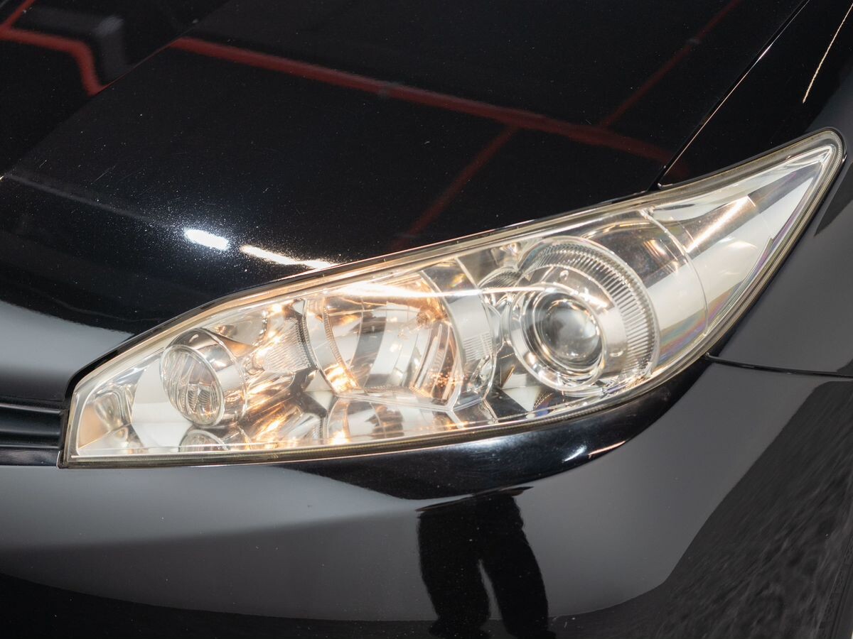 Toyota Wish 2012 - фото автомобиля