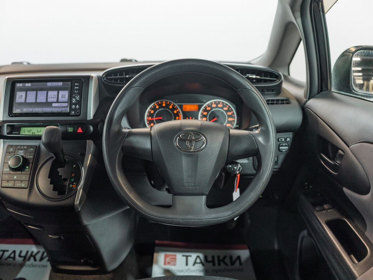 Toyota Wish 2012 - фото автомобиля