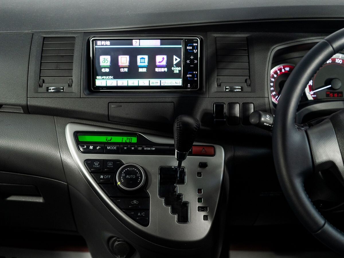 Toyota Isis 2009 - фото автомобиля