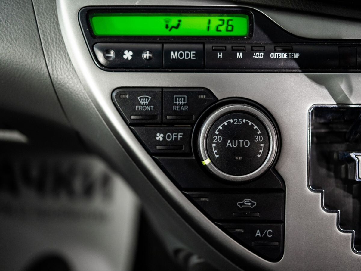 Toyota Isis 2009 - фото автомобиля