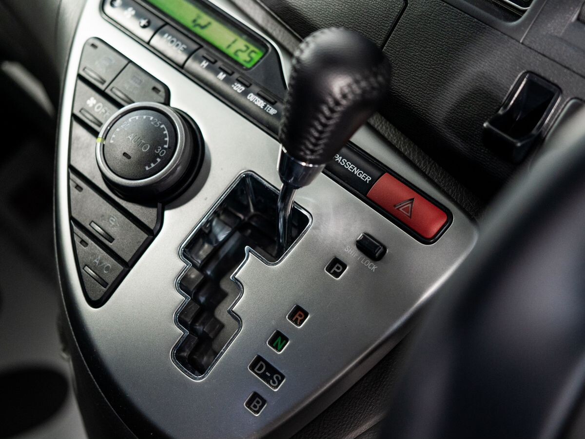 Toyota Isis 2009 - фото автомобиля