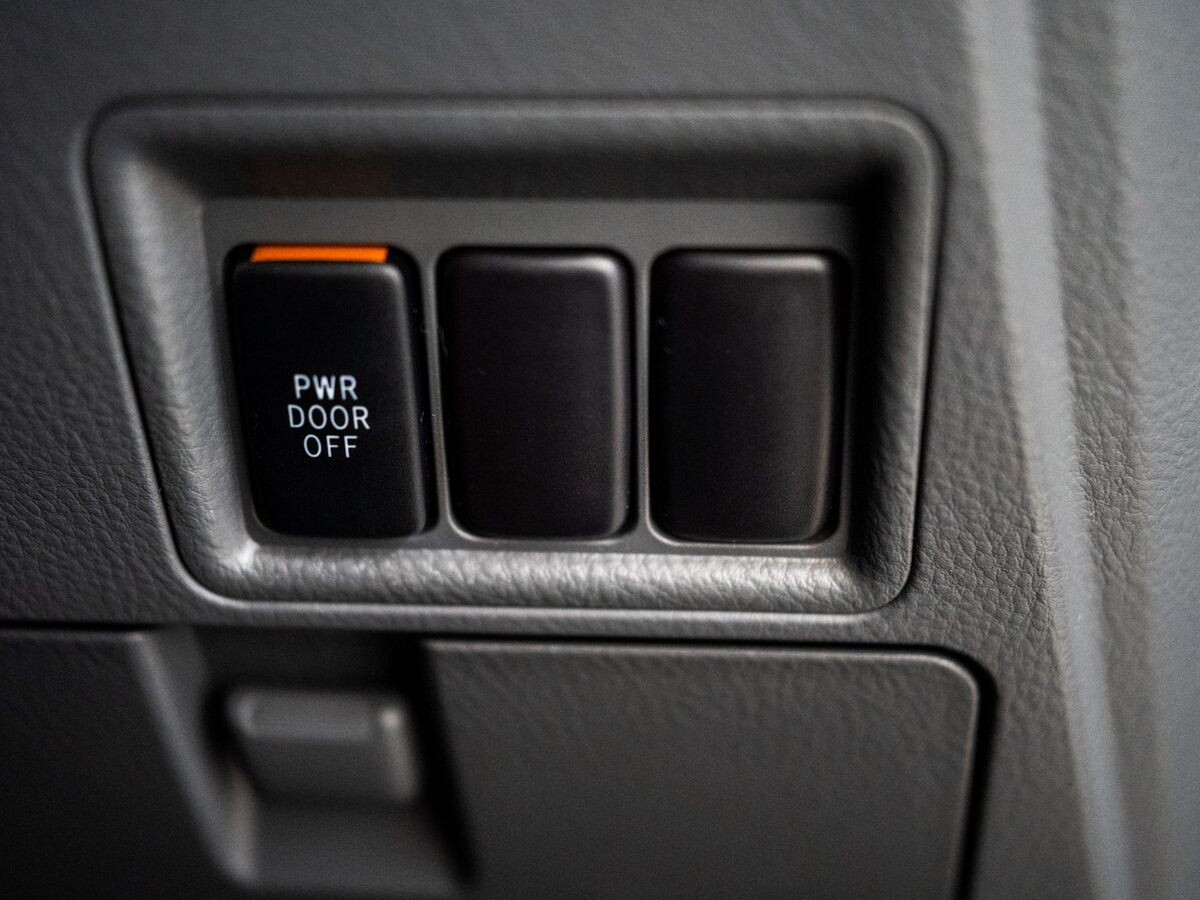 Toyota Isis 2009 - фото автомобиля