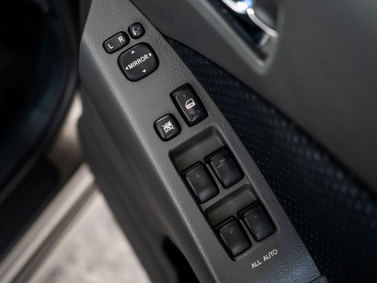 Toyota Isis 2009 - фото автомобиля