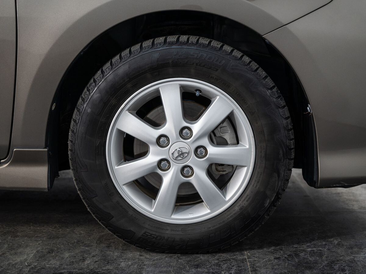Toyota Isis 2009 - фото автомобиля
