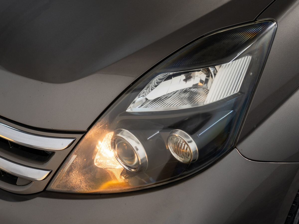 Toyota Isis 2009 - фото автомобиля